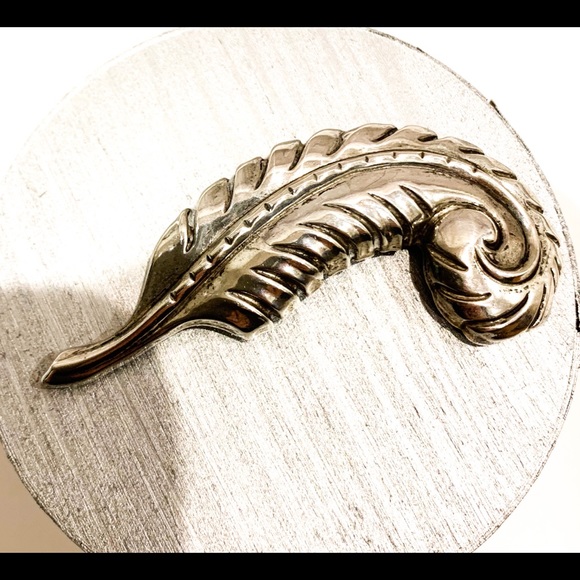 Sterling Silver leaf pin. - Picture 2 of 7